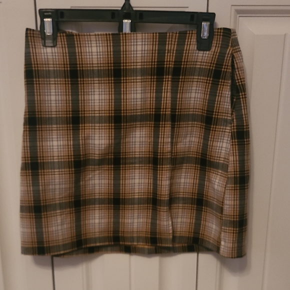 Urban Outfitters Dresses & Skirts - Urban Outfitters Checkered Mini Skirt in Tan and Black